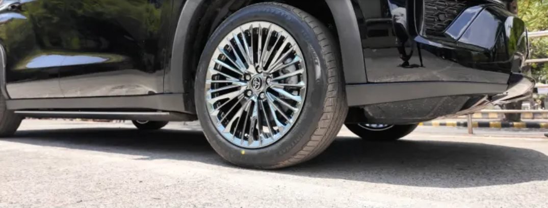 Gloss-black finish and detailed alloys